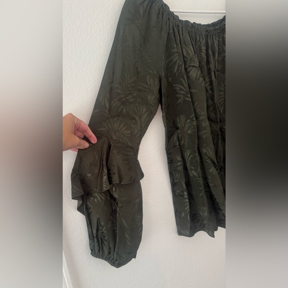 Michael Kors Jacquard Satin Off Shoulder Top Ivy Pattern Bell Puff Sleeve NWT Sm - Picture 4 of 10